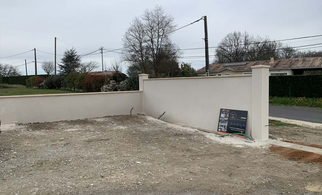 Application d'enduit sur un mur en pierre, Cézac, MCRA 33